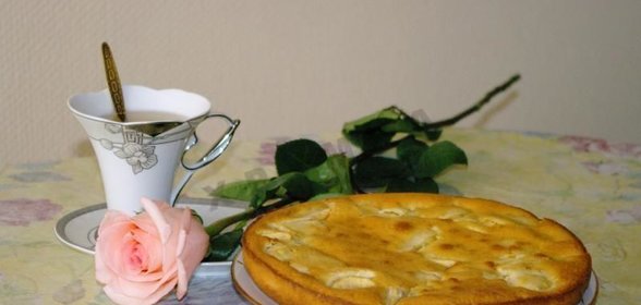 сметанная шарлотка со сметаной с яблоками