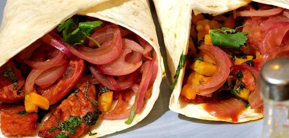 Лепешки с тыквой, острой колбасой и маринованным луком