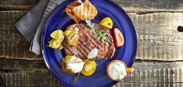 Стейк рибай с печёным молодым картофелем и острым сырным соусом