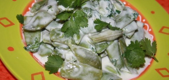 Лоби с чесноком, кинзой и лимонной цедрой в йогурте
