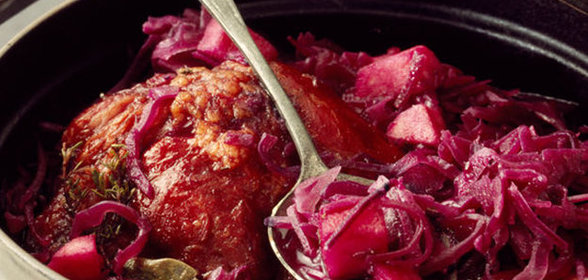 Свинина, тушенная с красной капустой и яблоками