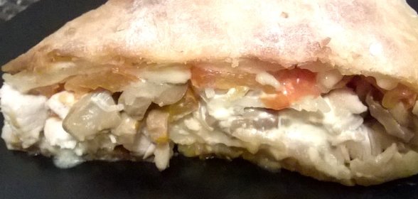 Закрытая пицца с грибами и курицей