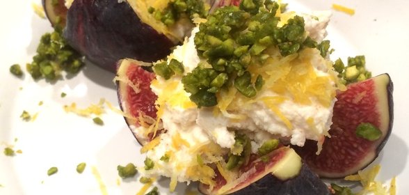 Инжир с рикоттой и фисташками