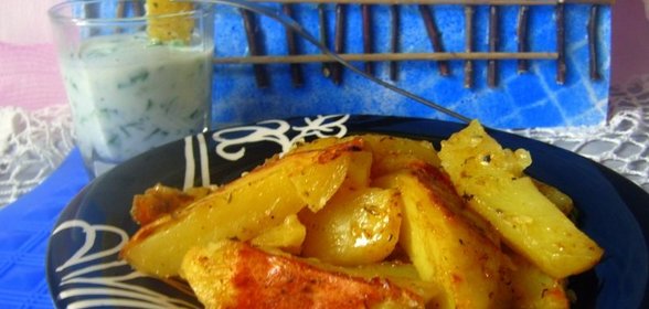 Вкусные картофельные дольки с кефирным соусом