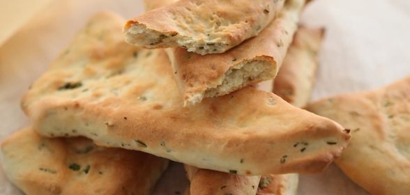 Сметанные лепешки с чесноком