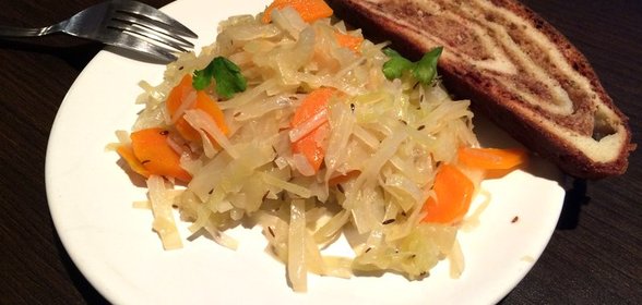 Тушеная капуста с сельдереем и морковью