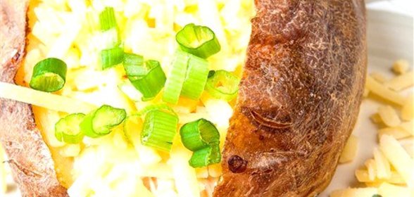 Картофель в мундире, фаршированный луком-пореем и сырами