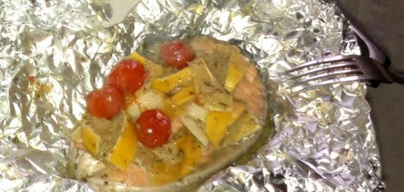 Запеченный в фольге лосось с черри и лимоном