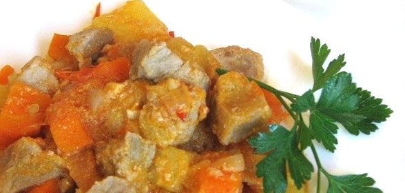 Гуляш с кабачками