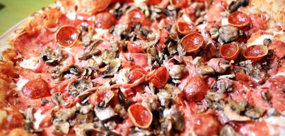 Пицца с грибами и колбасой