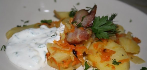 Картофель, запеченый с беконом и овощами