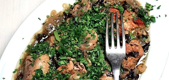 Цесарка, томленная в луковом соке