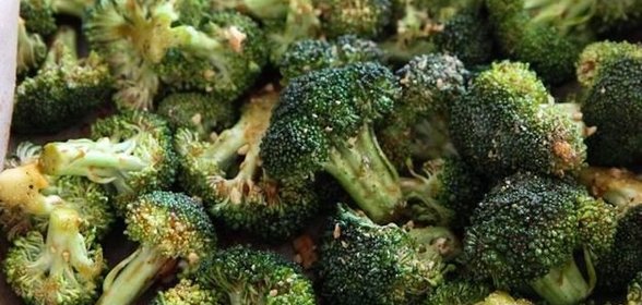 Брокколи с красным луком и арахисом