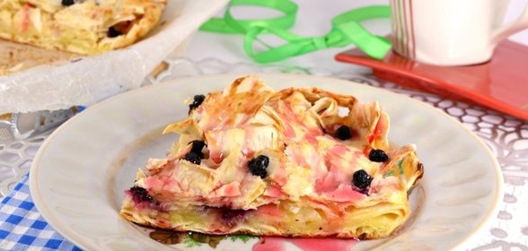 Пирог из подсохшего лаваша с яблоками и черникой