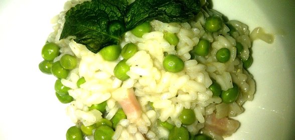 Ризотто с панчеттой, зеленым горошком и мятой