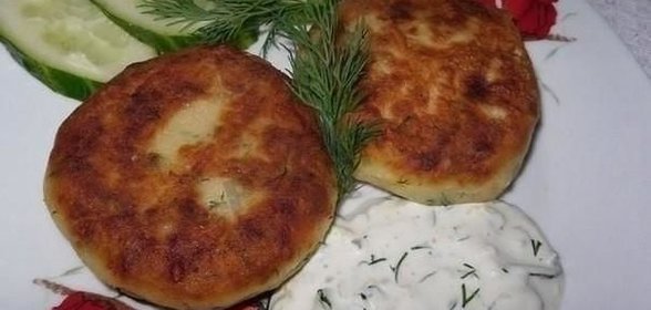 Котлеты из картофельного пюре сыра и укропа с грибами с соусом