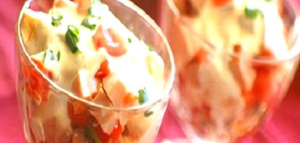 Салат с колбасой, сыром и помидорами