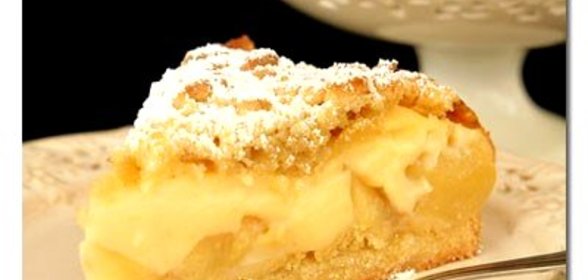 Шарлотка с медом и корицей