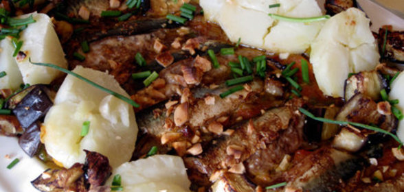 Маринованная скумбрия с картофелем и овощами