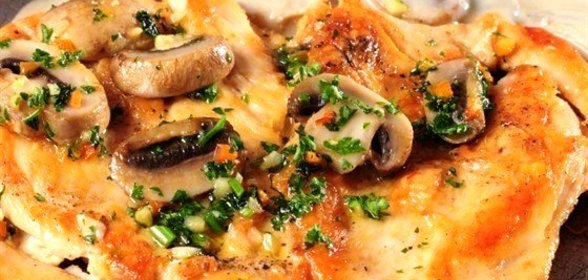 Куриное филе с грибами и сметанным соусом
