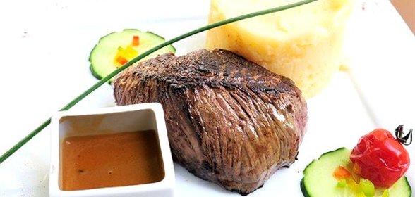 Говяжье филе с перцем и соусом из портвейна