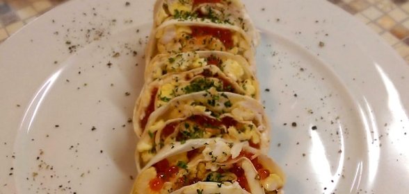 Омлет в лаваше с икрой и сыром