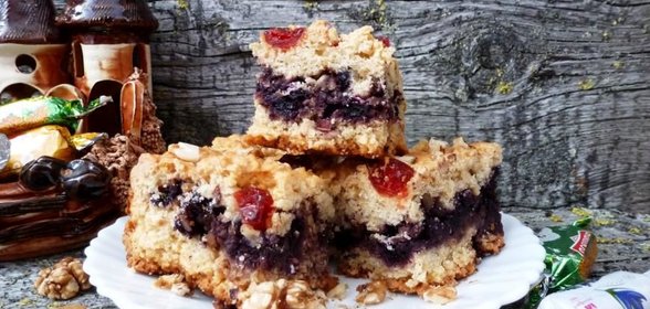 Тёртый пирог с черникой и орехами