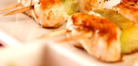 Куриные шашлыки с пюре из батата и с пюре из зеленого горошка и мяты