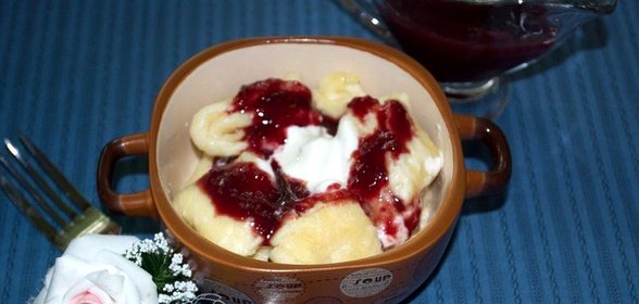 Творожные ушки с соусом