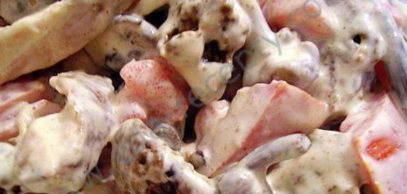 Салат с печеньем и куриной копченой грудкой и помидорами
