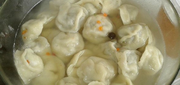 Домашние пельмени в бульоне со специями