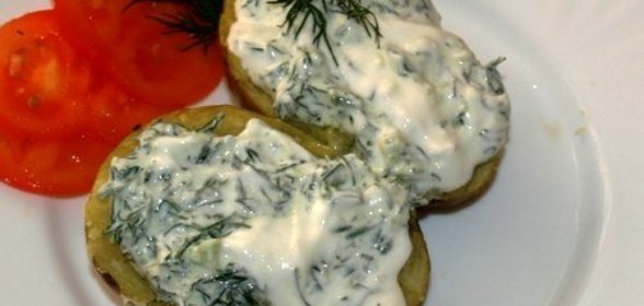Картофель, запеченный в фольге под сметанным соусом