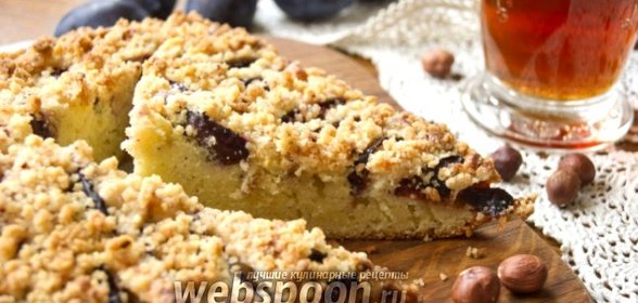 Пирог со сливами и фундуком