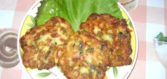Оладьи с луком и колбасой