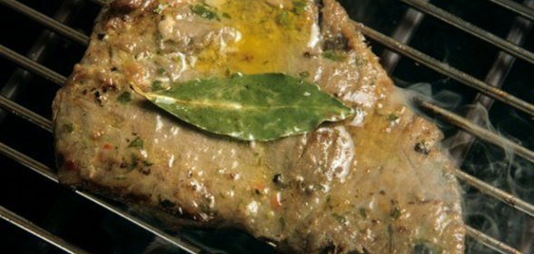 Перченые стейки из тунца с заправкой из васаби