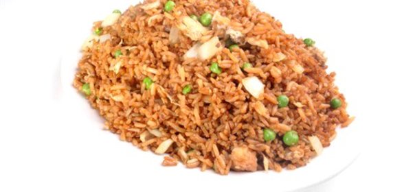 Красный рис со специями, курицей и зеленым горошком