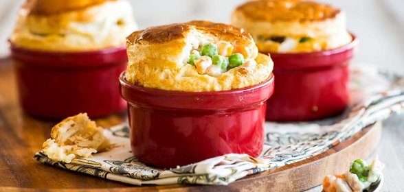 Порционные английские пироги из курицы в горшочке