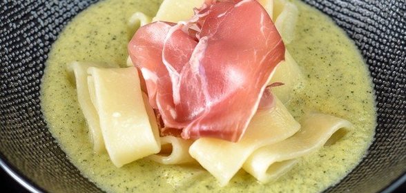 Паста с пармской ветчиной и соусом из цукини