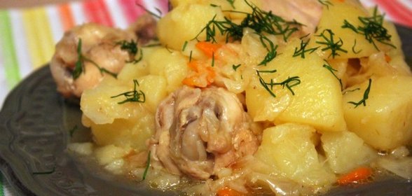 Картофель тушеный с куриными крылышками и капустой