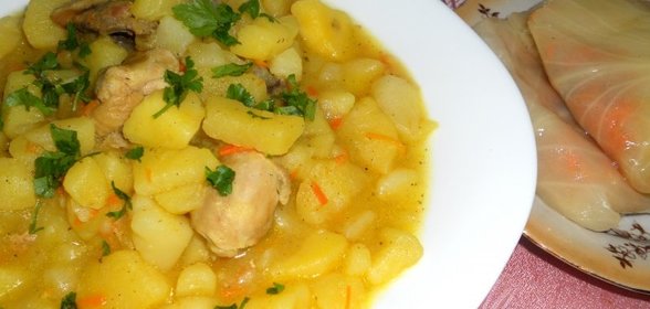 Картофель в соусе с курицей и куркумой