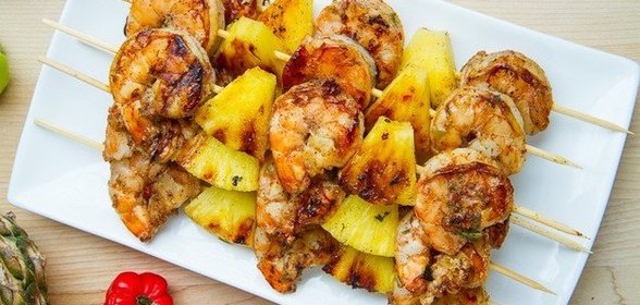 Шашлычки из креветок и ананасов