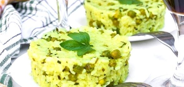 Золотистый рис с зелёным горошком