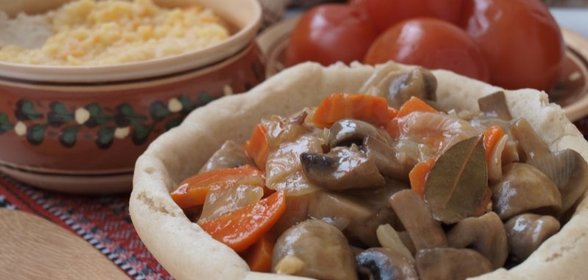 Гуляш из шампиньонов с луком и морковью