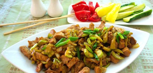 Тушеная свинина с кабачком