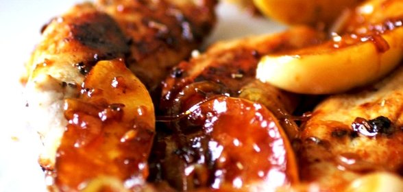 Куриная грудка с карамелизированными яблоками и луком