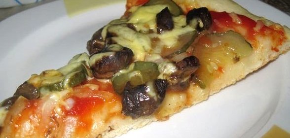 Пикантная пицца с шампиньонами и маринованными огурцами