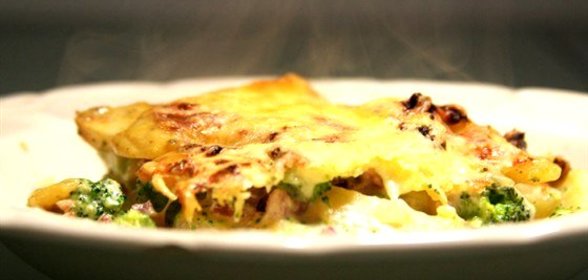 Гратен из цветной капусты и брокколи под соусом из сыра с плесенью