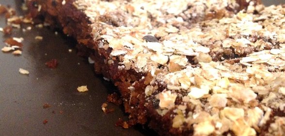 Постный кекс из гречневой муки с черносливом