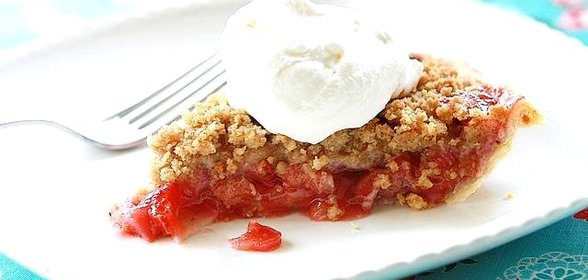 Пирог с клубникой, ревенем и посыпкой