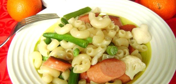 Макароны с сосисками и овощами